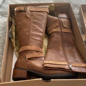 NWT Ugg Darcie boot  8.5